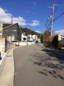 神戸市灘区　桜ケ丘山手　建築条件なし土地分譲地　2016年晩秋の街並み